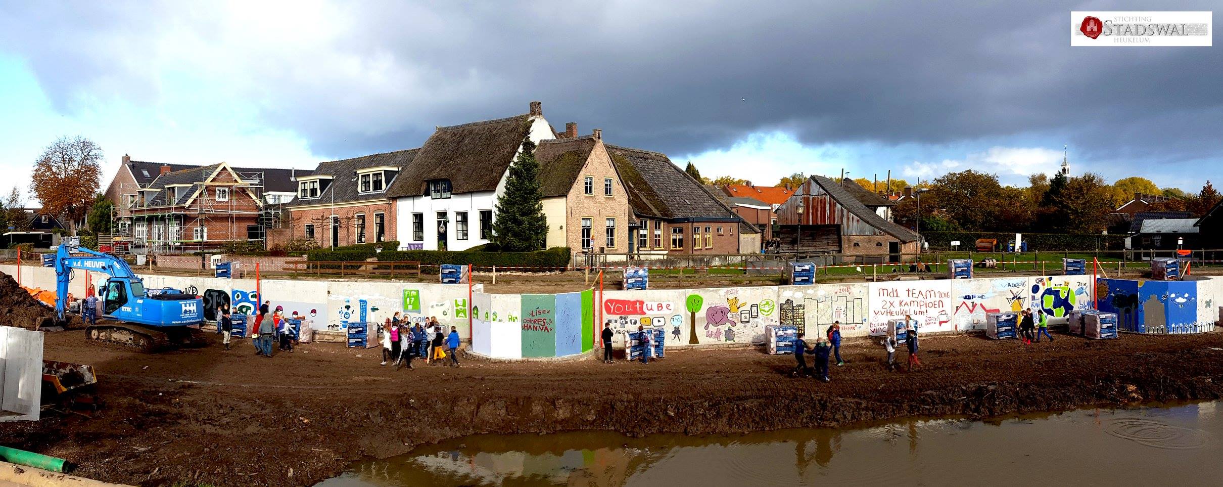 Kinderen schilderen de muur.